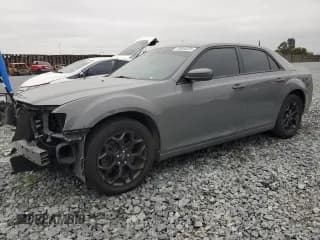✅ 2019 Chrysler 300 S • VIN: 2C3CCAGG3KH539762 • Lot: 89846035. Wystawiony na Copart z przebiegiem 89 348 mil. Bezpłatny archiwum sprzedaży aukcyjnych z USA i szczegółowy raport historii pojazdu na DreamBid. Zdjęcie 1.