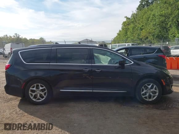 ✅ 2017 Chrysler Pacifica Touring L Plus • VIN: 2C4RC1EG0HR656176 • Лот: 43099528. Опубликован ранее на IAAI с пробегом 83 306 миль. Бесплатный доступ к архиву аукционных продаж из США и подробный отчёт об истории автомобиля на DreamBid. Изображение 13.