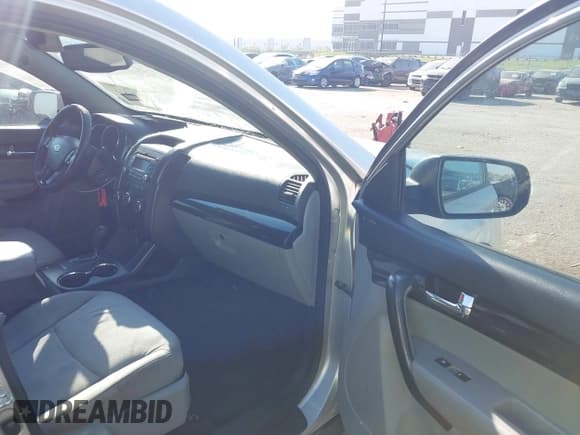 ✅ 2011 Kia Sorento LX • VIN: 5XYKT4A13BG067705 • Lot: 43348333. Wystawiony na IAAI z przebiegiem 208 811 mil. Bezpłatny archiwum sprzedaży aukcyjnych z USA i szczegółowy raport historii pojazdu na DreamBid. Zdjęcie 5.