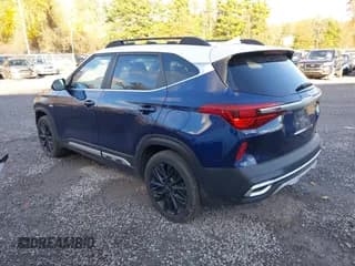 ✅ 2022 Kia Seltos Nightfall • VIN: KNDEUCA21N7252530 • Lot: 43569598. Wystawiony na IAAI z przebiegiem 69 433 mil. Bezpłatny archiwum sprzedaży aukcyjnych z USA i szczegółowy raport historii pojazdu na DreamBid. Zdjęcie 3.