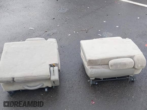 2001 Chevrolet Tahoe LT z VIN 1GNEK13T61R102886, wystawiony jako IAAI lot #41870940 z przebiegiem 267 769 mil mil oraz . Historia ofert i sprzedaży dostępna na DreamBid. Obrazek 12.