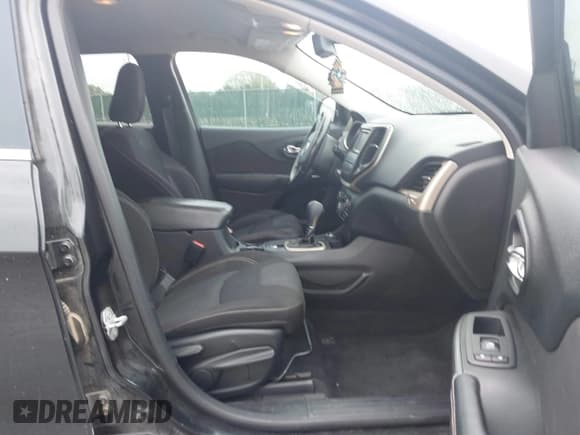 ✅ 2015 Jeep Cherokee Latitude • VIN: 1C4PJMCS3FW521896 • Лот: 43427769. Опубликован ранее на IAAI с пробегом 181 500 миль. Бесплатный доступ к архиву аукционных продаж из США и подробный отчёт об истории автомобиля на DreamBid. Изображение 5.