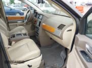 ✅ 2010 Chrysler Town & Country Limited • VIN: 2A4RR7DX2AR451719 • Lot: 42351759. Wystawiony na IAAI z przebiegiem 163 635 mil. Bezpłatny archiwum sprzedaży aukcyjnych z USA i szczegółowy raport historii pojazdu na DreamBid. Zdjęcie 5.