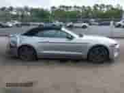 2021 Ford Mustang EcoBoost z VIN 1FATP8UH3M5104956, wystawiony jako IAAI lot #43363896 z przebiegiem 122 055 mil mil oraz . Historia ofert i sprzedaży dostępna na DreamBid. Obrazek 13.