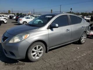 ✅ 2014 Nissan Versa SV • VIN: 3N1CN7AP1EL851658 • Lot: 82278175. Wystawiony na Copart z przebiegiem 142 588 mil. Bezpłatny archiwum sprzedaży aukcyjnych z USA i szczegółowy raport historii pojazdu na DreamBid. Zdjęcie 1.