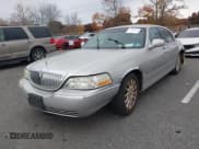 ✅ 2006 Lincoln Town Car Signature • VIN: 1LNHM81W06Y627540 • Лот: 43584683. Опубликован ранее на IAAI с пробегом 298 477 миль. Бесплатный доступ к архиву аукционных продаж из США и подробный отчёт об истории автомобиля на DreamBid. Изображение 2.