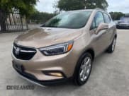 ✅ 2019 Buick Encore Essence • VIN: KL4CJCSM3KB734676 • Lot: 90280205. Wystawiony na Copart z przebiegiem 46 208 mil. Bezpłatny archiwum sprzedaży aukcyjnych z USA i szczegółowy raport historii pojazdu na DreamBid. Zdjęcie 1.