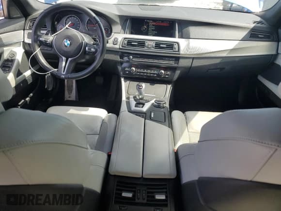 ✅ 2016 BMW M5 • VIN: WBSFV9C55GD595513 • Lot: 71010375. Wystawiony na Copart z przebiegiem 87 673 mil. Bezpłatny archiwum sprzedaży aukcyjnych z USA i szczegółowy raport historii pojazdu na DreamBid. Zdjęcie 8.