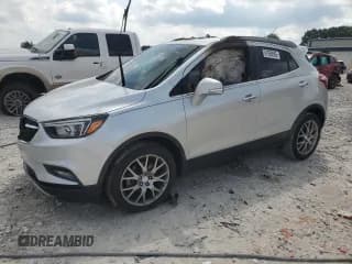 ✅ 2018 Buick Encore Sport Touring • VIN: KL4CJ1SB6JB657335 • Lot: 67950595. Wystawiony na Copart z przebiegiem Nie podano. Bezpłatny archiwum sprzedaży aukcyjnych z USA i szczegółowy raport historii pojazdu na DreamBid. Zdjęcie 1.