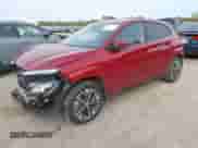 2023 Hyundai Kona SEL z VIN KM8K33AG8PU190593, wystawiony jako IAAI lot #43593572 z przebiegiem Nie podano mil oraz . Historia ofert i sprzedaży dostępna na DreamBid. Obrazek 2.