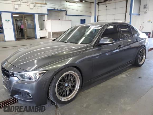 ✅ 2018 BMW 3 Series 340i • VIN: WBA8B3C51JK385061 • Лот: 81743485. Опубликован ранее на Copart с пробегом 54 341 миль. Бесплатный доступ к архиву аукционных продаж из США и подробный отчёт об истории автомобиля на DreamBid. Изображение 1.