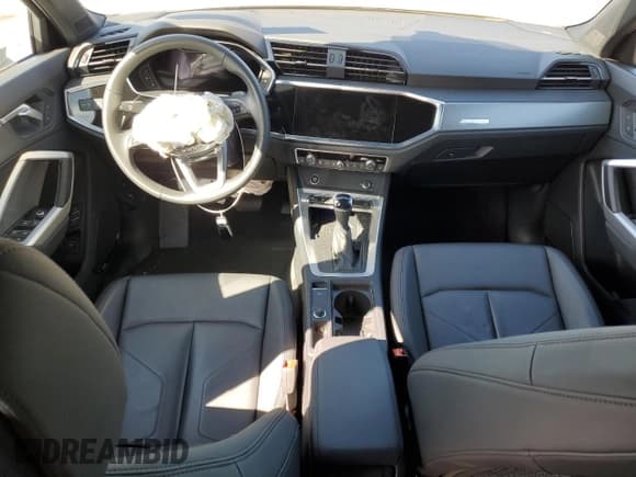 ✅ 2024 Audi Q3 S line Premium Plus • VIN: WA1EECF39R1197343 • Lot: 91072605. Wystawiony na Copart z przebiegiem 8 008 mil. Bezpłatny archiwum sprzedaży aukcyjnych z USA i szczegółowy raport historii pojazdu na DreamBid. Zdjęcie 8.