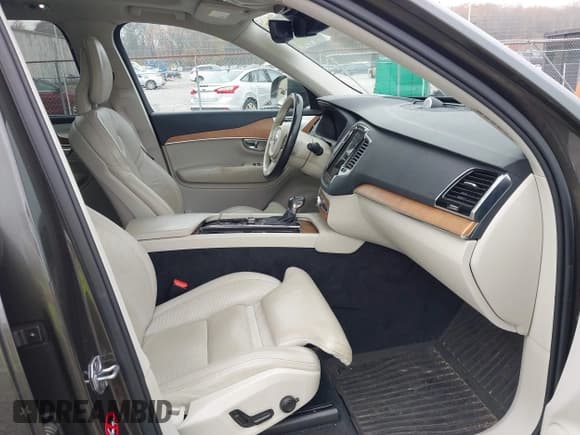 ✅ 2018 Volvo XC90 Inscription • VIN: YV4A22PL4J1207297 • Lot: 43761145. Listed on IAAI with 128,601 mi. Free auction sales archive from the USA and detailed vehicle history report at DreamBid. Image 5.