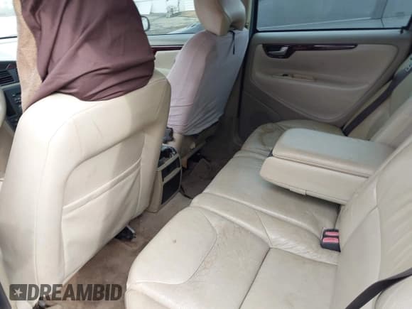 ✅ 2004 Volvo V70 • VIN: YV1SW59V142376813 • Lot: 43763133. Wystawiony na IAAI z przebiegiem 234 689 mil. Bezpłatny archiwum sprzedaży aukcyjnych z USA i szczegółowy raport historii pojazdu na DreamBid. Zdjęcie 8.