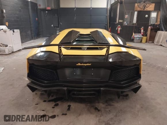 ✅ 2012 Lamborghini Aventador • VIN: ZHWUC1ZD2CLA01085 • Lot: 41274304. Listed on IAAI with 11,058 mi. Free auction sales archive from the USA and detailed vehicle history report at DreamBid. Image 16.