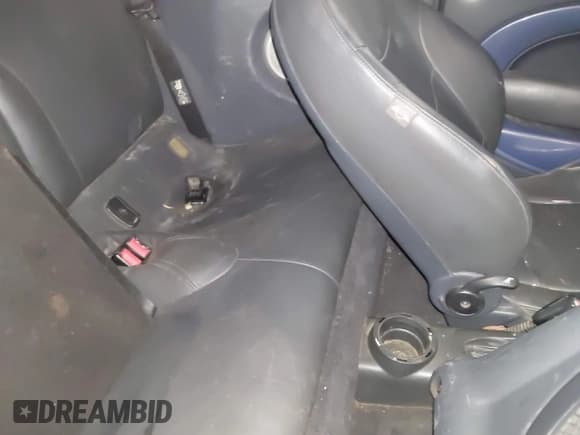 ✅ 2005 MINI Convertible S • VIN: WMWRH33405TF81778 • Lot: 42852114. Wystawiony na IAAI z przebiegiem 126 948 mil. Bezpłatny archiwum sprzedaży aukcyjnych z USA i szczegółowy raport historii pojazdu na DreamBid. Zdjęcie 8.