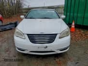 ✅ 2013 Chrysler 200 Touring • VIN: 1C3BCBEB7DN526693 • Lot: 94302625. Wystawiony na Copart z przebiegiem 131 981 mil. Bezpłatny archiwum sprzedaży aukcyjnych z USA i szczegółowy raport historii pojazdu na DreamBid. Zdjęcie 5.