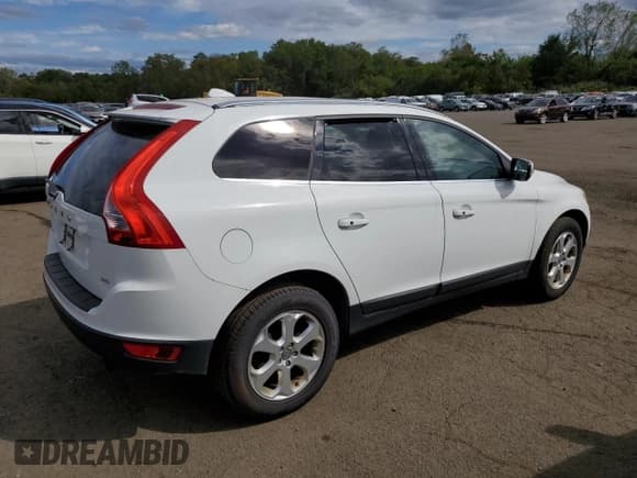 ✅ 2013 Volvo XC60 3.2L • VIN: YV4940DZ2D2421116 • Lot: 81088955. Wystawiony na Copart z przebiegiem 239 609 mil. Bezpłatny archiwum sprzedaży aukcyjnych z USA i szczegółowy raport historii pojazdu na DreamBid. Zdjęcie 3.