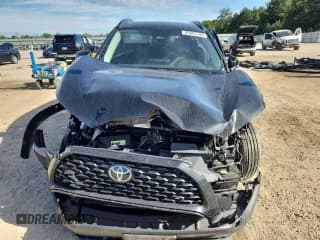 ✅ 2024 Toyota Corolla Cross LE • VIN: 7MUCAAAG4RV077935 • Lot: 85662745. Wystawiony na Copart z przebiegiem Nie podano. Bezpłatny archiwum sprzedaży aukcyjnych z USA i szczegółowy raport historii pojazdu na DreamBid. Zdjęcie 5.