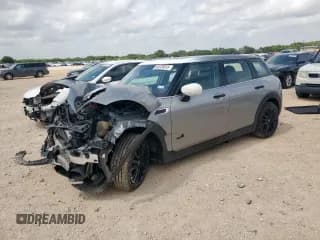✅ 2023 MINI Clubman Cooper S • VIN: WMWXJ1C04P2T84261 • Lot: 63226015. Wystawiony na Copart z przebiegiem Nie podano. Bezpłatny archiwum sprzedaży aukcyjnych z USA i szczegółowy raport historii pojazdu na DreamBid. Zdjęcie 1.