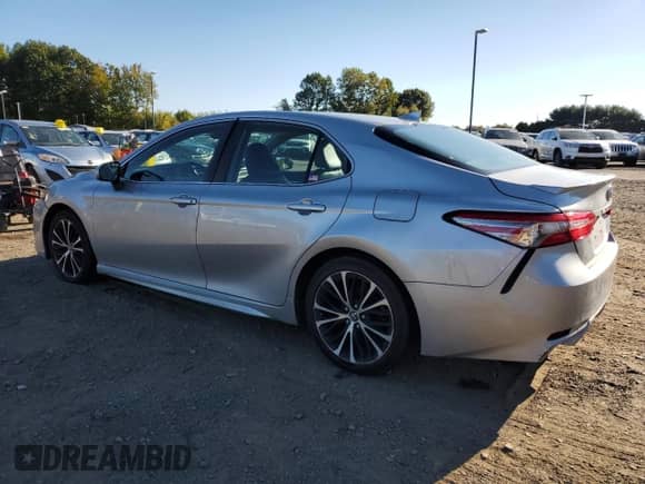 2019 Toyota Camry LE z VIN 4T1B11HK8KU173533, wystawiony jako Copart lot #85150425 z przebiegiem 277 563 mil mil oraz Czysty tytuł • Clean title. Historia ofert i sprzedaży dostępna na DreamBid. Obrazek 2.