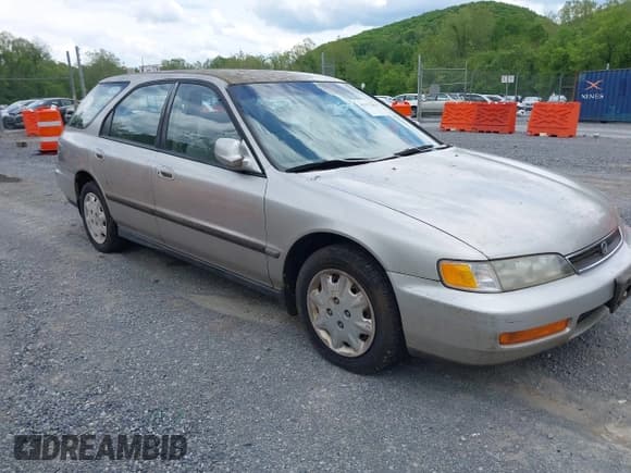 ✅ 1996 Honda Accord LX • VIN: 1HGCE1820TA007024 • Lot: 42173518. Wystawiony na IAAI z przebiegiem 236 276 mil. Bezpłatny archiwum sprzedaży aukcyjnych z USA i szczegółowy raport historii pojazdu na DreamBid. Zdjęcie 1.