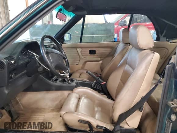 1993 BMW 3 Series z VIN WBABB1316PEC06496, wystawiony jako Copart lot #90220405 z przebiegiem 149 424 mil mil oraz Nie do naprawy • Non repairable. Historia ofert i sprzedaży dostępna na DreamBid. Obrazek 7.