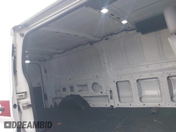 ✅ 2019 Ford Transit Cargo • VIN: 1FTYE2YM7KKB75117 • Lot: 43631171. Wystawiony na IAAI z przebiegiem 35 158 mil. Bezpłatny archiwum sprzedaży aukcyjnych z USA i szczegółowy raport historii pojazdu na DreamBid. Zdjęcie 8.