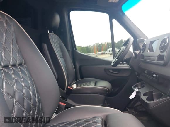 ✅ 2023 Mercedes-Benz Sprinter • VIN: W1Y5NDHYXPT152204 • Lot: 42450423. Wystawiony na IAAI z przebiegiem 19 369 mil. Bezpłatny archiwum sprzedaży aukcyjnych z USA i szczegółowy raport historii pojazdu na DreamBid. Zdjęcie 5.