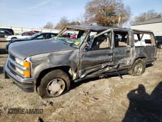 1999 Chevrolet Suburban z VIN 1GNFK16R9XJ570798, wystawiony jako Copart lot #84502844 z przebiegiem 316 003 mil mil oraz Szkoda całkowita • Salvage title. Historia ofert i sprzedaży dostępna na DreamBid. Obrazek 1.
