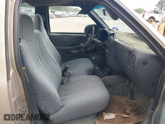 ✅ 1999 Chevrolet S-10 • VIN: 1GCCS1446X8101789 • Lot: 42527229. Wystawiony na IAAI z przebiegiem Nie podano. Bezpłatny archiwum sprzedaży aukcyjnych z USA i szczegółowy raport historii pojazdu na DreamBid. Zdjęcie 5.