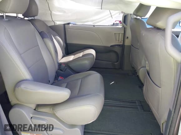 ✅ 2016 Toyota Sienna LE AAS • VIN: 5TDKK3DC3GS759709 • Lot: 42374590. Wystawiony na IAAI z przebiegiem 78 300 mil. Bezpłatny archiwum sprzedaży aukcyjnych z USA i szczegółowy raport historii pojazdu na DreamBid. Zdjęcie 8.