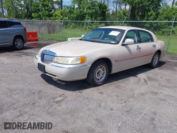 ✅ 2001 Lincoln Town Car Cartier • VIN: 1LNHM83W81Y688740 • Лот: 42526475. Опубликован ранее на IAAI с пробегом 256 179 миль. Бесплатный доступ к архиву аукционных продаж из США и подробный отчёт об истории автомобиля на DreamBid. Изображение 2.