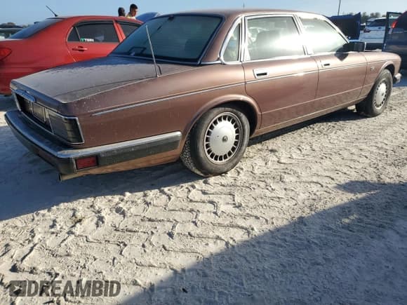 ✅ 1991 Jaguar XJ • VIN: SAJKY1747MC641684 • Lot: 77329294. Wystawiony na Copart z przebiegiem Nie podano. Bezpłatny archiwum sprzedaży aukcyjnych z USA i szczegółowy raport historii pojazdu na DreamBid. Zdjęcie 3.
