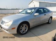 ✅ 2002 Mercedes-Benz C 230/260/280/320 • VIN: WDBRN47JX2A295473 • Lot: 42870379. Wystawiony na IAAI z przebiegiem 96 443 mil. Bezpłatny archiwum sprzedaży aukcyjnych z USA i szczegółowy raport historii pojazdu na DreamBid. Zdjęcie 14.