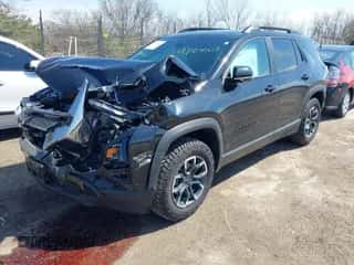 2025 Chevrolet Equinox AWD ACTIV z VIN 3GNAXSEG7SL167387, wystawiony jako IAAI lot #42105567 z przebiegiem 7 940 mil mil oraz . Historia ofert i sprzedaży dostępna na DreamBid. Obrazek 2.