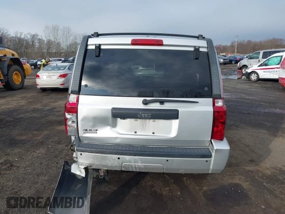 ✅ 2009 Jeep Commander Sport • VIN: 1J8HG48K39C553953 • Lot: 41863115. Listed on IAAI with 175,461 mi. Free auction sales archive from the USA and detailed vehicle history report at DreamBid. Image 16.