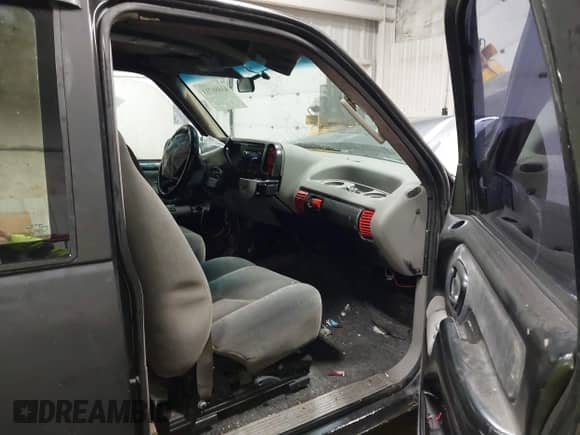 1998 Chevrolet Silverado 1500 z VIN 1GCEK19M0WE226322, wystawiony jako IAAI lot #43486733 z przebiegiem 142 087 mil mil oraz . Historia ofert i sprzedaży dostępna na DreamBid. Obrazek 5.