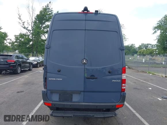 ✅ 2018 Mercedes-Benz Sprinter Cargo Worker • VIN: WD3PE7CDXJP648066 • Lot: 42833089. Wystawiony na IAAI z przebiegiem 64 830 mil. Bezpłatny archiwum sprzedaży aukcyjnych z USA i szczegółowy raport historii pojazdu na DreamBid. Zdjęcie 16.