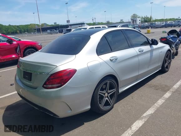 ✅ 2016 Mercedes-Benz C 450 AMG • VIN: 55SWF6EB2GU130541 • Lot: 42228358. Wystawiony na IAAI z przebiegiem 120 970 mil. Bezpłatny archiwum sprzedaży aukcyjnych z USA i szczegółowy raport historii pojazdu na DreamBid. Zdjęcie 4.
