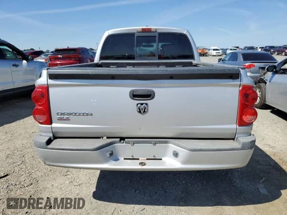 2008 Dodge Dakota SLT z VIN 1D7HE48K48S506258, wystawiony jako Copart lot #67622184 z przebiegiem 257 877 mil mil oraz Czysty tytuł • Clean title. Historia ofert i sprzedaży dostępna na DreamBid. Obrazek 6.