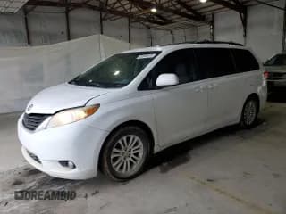 ✅ 2011 Toyota Sienna XLE • VIN: 5TDYK3DCXBS081186 • Lot: 85396915. Wystawiony na Copart z przebiegiem 218 798 mil. Bezpłatny archiwum sprzedaży aukcyjnych z USA i szczegółowy raport historii pojazdu na DreamBid. Zdjęcie 1.
