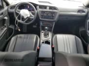 ✅ 2022 Volkswagen Tiguan SE • VIN: 3VV3B7AX6NM117485 • Лот: 82312115. Опубликован ранее на Copart с пробегом 56 170 миль. Бесплатный доступ к архиву аукционных продаж из США и подробный отчёт об истории автомобиля на DreamBid. Изображение 8.