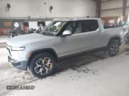 ✅ 2023 Rivian R1T Adventure • VIN: 7FCTGAAA8PN021594 • Lot: 42725147. Wystawiony na IAAI z przebiegiem 16 480 mil. Bezpłatny archiwum sprzedaży aukcyjnych z USA i szczegółowy raport historii pojazdu na DreamBid. Zdjęcie 2.