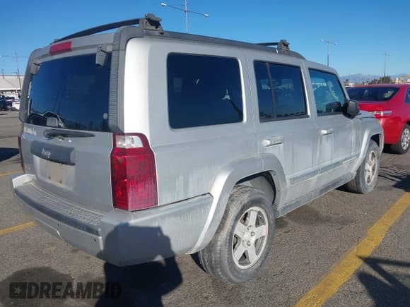 ✅ 2010 Jeep Commander Sport • VIN: 1J4RG4GK0AC112941 • Lot: 43895334. Listed on IAAI with 212,257 mi. Free auction sales archive from the USA and detailed vehicle history report at DreamBid. Image 4.