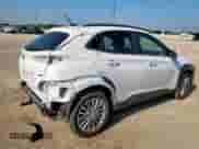 2021 Hyundai Kona SEL z VIN KM8K2CAA1MU752053, wystawiony jako Copart lot #69663785 z przebiegiem 51 903 mil mil oraz Czysty tytuł • Clean title. Historia ofert i sprzedaży dostępna na DreamBid. Obrazek 3.