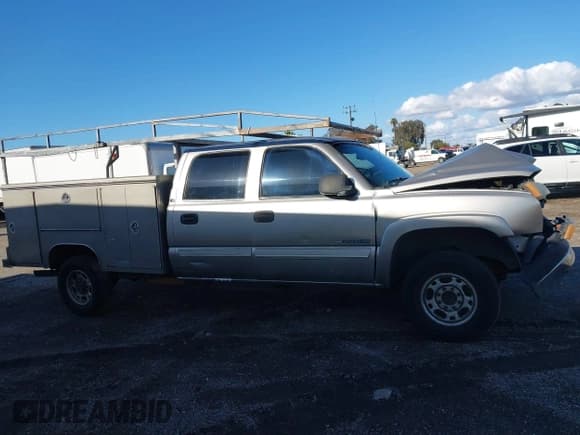 ✅ 2003 Chevrolet Silverado 2500HD LS • VIN: 1GCHC23U33F150223 • Lot: 43705201. Wystawiony na IAAI z przebiegiem 180 674 mil. Bezpłatny archiwum sprzedaży aukcyjnych z USA i szczegółowy raport historii pojazdu na DreamBid. Zdjęcie 13.