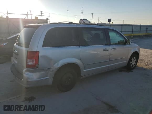 ✅ 2010 Chrysler Town & Country Touring Plus • VIN: 2A4RR8D1XAR496098 • Lot: 83935055. Wystawiony na Copart z przebiegiem 137 826 mil. Bezpłatny archiwum sprzedaży aukcyjnych z USA i szczegółowy raport historii pojazdu na DreamBid. Zdjęcie 3.