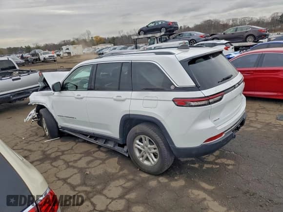 ✅ 2023 Jeep Grand Cherokee Laredo • VIN: 1C4RJHAG1P8701009 • Lot: 93411715. Wystawiony na Copart z przebiegiem 21 447 mil. Bezpłatny archiwum sprzedaży aukcyjnych z USA i szczegółowy raport historii pojazdu na DreamBid. Zdjęcie 2.