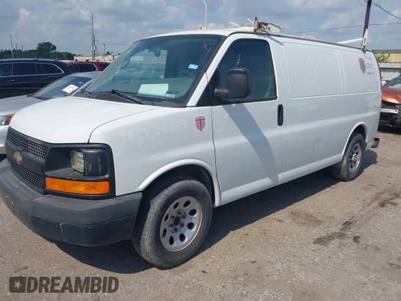 ✅ 2013 Chevrolet Express Cargo • VIN: 1GCSGAFX1D1146809 • Lot: 43018191. Wystawiony na IAAI z przebiegiem 233 190 mil. Bezpłatny archiwum sprzedaży aukcyjnych z USA i szczegółowy raport historii pojazdu na DreamBid. Zdjęcie 2.